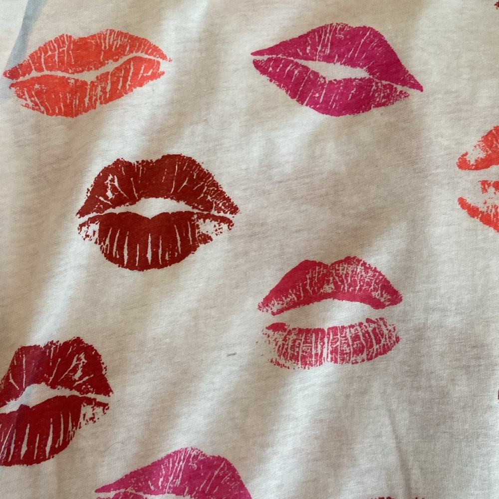Chaser Lips Lipstick Print Graphic Tee Pink Tones Soft Short Sleeve Top - Picture 7 of 8